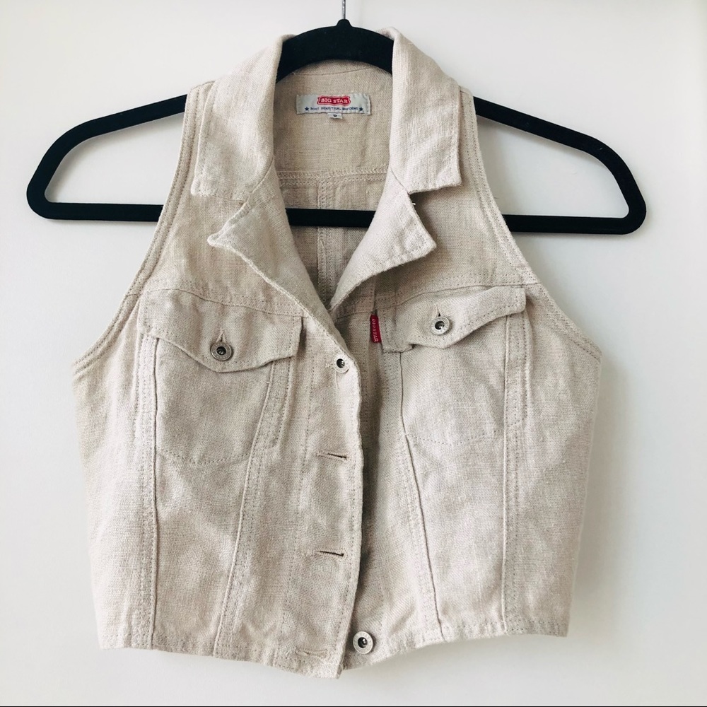 Vest and leave the rest! Small perfect neutral vest for the spring season.